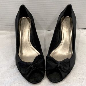 Ann Taylor black bow heel 7.5